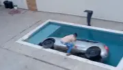 Motorista derruba carro em piscina em Itaquaquecetuba