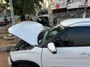 Motorista fica preso às ferragens após carro capotar em Natal