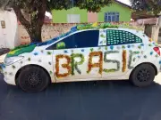 Motorista particular decora 'carro do hexa' em Cafelândia e vira atração