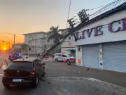 Motorista perde controle, derruba poste e danifica fachada em Praia Grande