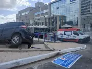 Motorista perde controle e derruba placa em São Luís