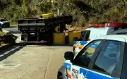 Motorista preso após carreta ficar presa na Ponte Torta em MG