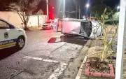 Motorista sem CNH e embriagado capota carro após colidir contra árvore em Botucatu