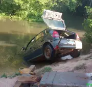Motorista sobrevive horas ilhado após carro cair em rio em Sinop