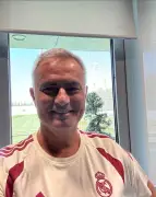 Mourinho inicia trabalhos no Real Madrid e publica foto: 'Vamos'