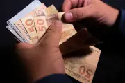 Mulher de 28 anos simula assalto para ficar com R$ 8 mil do pai no CE