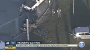 Mulher fica presa em ferragens após bater carro em poste na Zona Leste