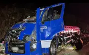 Mulher morre e marido fica ferido após caminhão tombar em MG