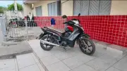 Mulher é presa após simular roubo de moto do namorado para esconder penhora