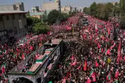 Multidões lotam funeral de Khamenei e pedem vingança contra Trump