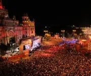 Multidão recebe bicampeã Espanha em Madri com festa histórica