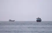 Navio pega fogo no Estreito de Ormuz; Exército britânico investiga