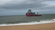 Navio Skandi Amazonas encalhado em Macaé inicia preparação para remoção