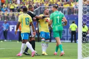 Neymar discute com goleiro e mostra necessidade de ser centro das atenções