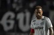 Neymar marca dois gols mas se irrita com companheiros no empate do Santos