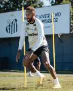 Neymar mostra intensidade nos treinos e pode voltar ao Santos no sábado