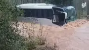 Ônibus arrastado por correnteza após rio transbordar no RS