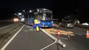 Ônibus com 25 passageiros bate em poste após motorista passar mal em Piracicaba