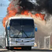 Ônibus de funcionários pega fogo e fica destruído em Indaiatuba