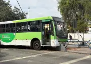 Ônibus invade ciclovia em Campos; motorista alega falha nos freios