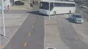 Ônibus invade pista de corrida no Maracanã e derruba poste