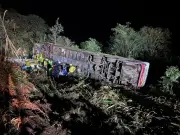 Ônibus tomba na SC-492 e deixa 3 mortos e 39 feridos no Oeste de SC