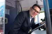 Novo premiê do Reino Unido mira redução de tarifas de ônibus