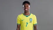Novo visual de Vini Jr. repercute no exterior e gera debate sobre estética masculina
