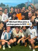 Olise é flagrado jogando pelada em NY com calça extravagante