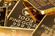 Ouro avança com desconto nos preços e riscos geopolíticos