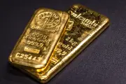 Ouro sobe na sessão, mas acumula queda semanal com tensões entre EUA e Irã