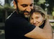 Pai de Isabel Veloso homenageia filha seis meses após morte