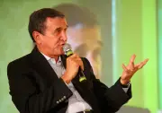 Parreira passa por traqueostomia e segue internado em estado grave