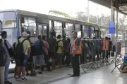 Passageiros criam grupo no WhatsApp para monitorar ônibus no Rio