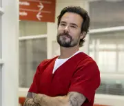 Paulo Vilhena surge como cardiologista amigo de Bela em Por Você