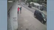 Pedestre de 74 Anos Escapa por Centímetros de Atropelamento em Guaratiba