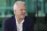 Pedro Bial volta à TV com programa e elogia Fernanda Torres: 'dá um baile'