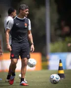 Pedro Emanuel busca novo Vasco ofensivo na Sul-Americana