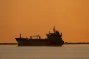Petróleo dispara 5% com risco ao cessar-fogo e ataques no Estreito de Ormuz