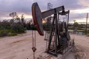 Petróleo perde força, mas sobe com incerteza no Oriente Médio