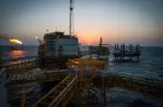Petróleo recua para abaixo de US$ 100 apesar de ataques EUA-Irã