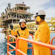 Petróleo sobe 2% e fecha acima de US$ 90 com tensões no Oriente Médio
