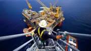 Petróleo sobe 3% com escalada de tensões entre EUA e Irã