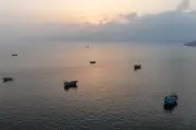 Petróleo sobe com guerra EUA-Irã; Bolsas asiáticas despencam