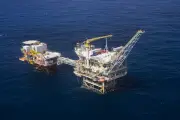 Petróleo sobe, mas recuo de Trump afasta cotações das máximas