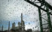 Petroleiras disparam com petróleo acima de US$ 100 após ataques