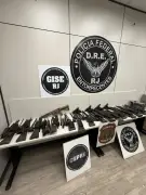 PF apreende 16 fuzis e quatro pistolas em veículo na Via Dutra e prende motorista