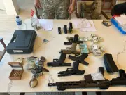PF apreende armas e carros de luxo em operação contra lavagem de R$ 7,6 bi em Niterói