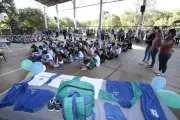 Piracicaba entrega uniformes após 1 ano e meio de atraso
