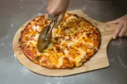 Pizza mais cara do mundo custa R$ 48,9 mil e leva caviar e champanhe